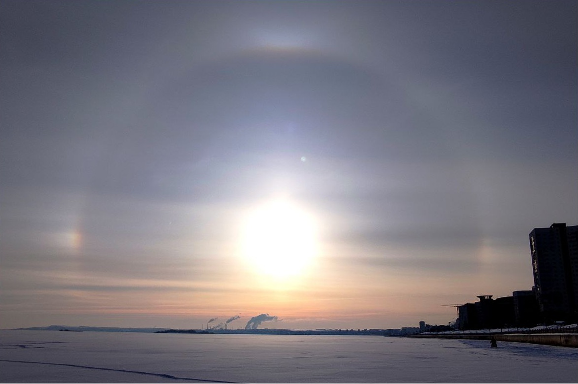 В пятницу небо над Саратовом озарило солнечное гало